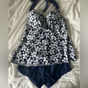 Size XL on tag but fits like a medium. Never worn